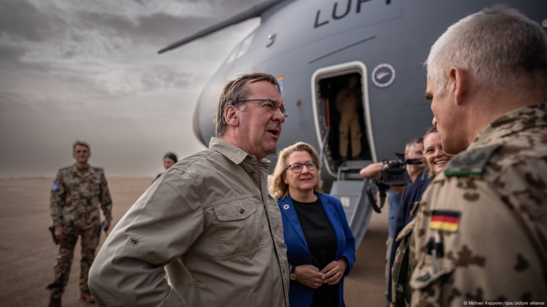 Boris Pistorius, Svenja Schulze and Bundeswehr soldiers and Bundeswehr plane in Gao