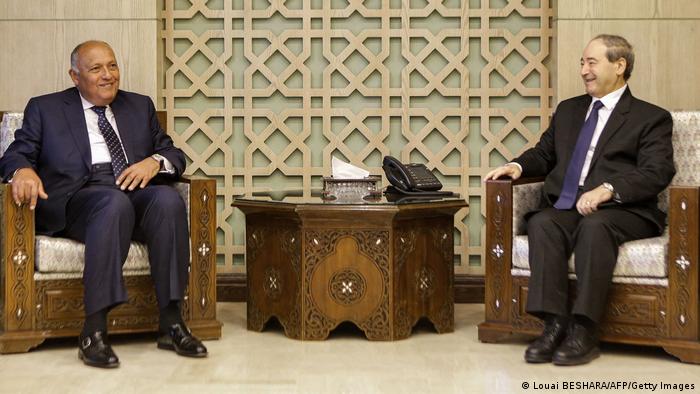 El ministro sirio de Exteriores, Faisal Mekdad, junto a su colega egipcio, Sameh Shoukry.
