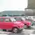 Historische Fiat 500 stehen auf einem Platz in Castelvetro in der Emilia Romagna in Italien