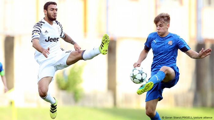 Match scene Borna Sosa in Dinamo Zagreb shirt in the UEFA Youth League against Juventus Turin