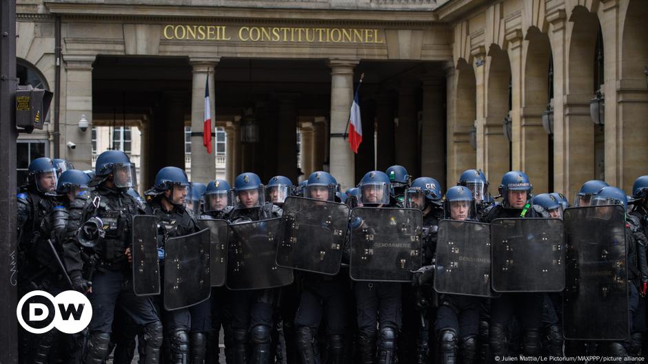 Victoire douce-amère de Macron – DW – 15/04/2023