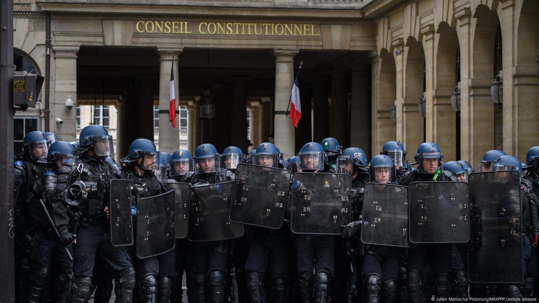 Αστυνομικές δυνάμεις μπροστά από το Συνταγματικό Συμβούλιο