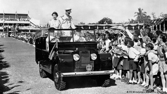 Una imagen histórica de la Reina Isabel II acompañada por el Duque de Edimburgo en Sabina Park, durante su visita a Kingston en noviembre de 1953. (Archivo 25.11.1953)
