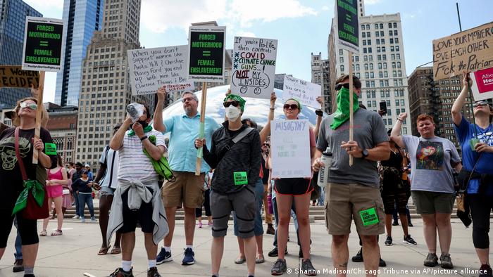 En Chicago, los manifestantes se concentraron frente a Cloud Gate en Millennium Park. En Chicago, los manifestantes se concentraron frente a Cloud Gate en Millennium Park.