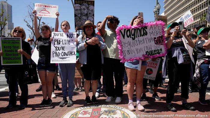 Las mujeres tambien se manifestaron en la ciudad de Los Ángeles, California. Las mujeres tambien se manifestaron en la ciudad de Los Ángeles, California.