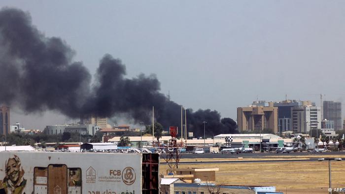 Columnas de humo provocadas por explosiones se levantan en los alrededores del aeropuerto internacional de Jartum, en la capital sudanesa. (15.04.2023)