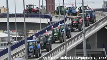03/04/2023**Polnische Landwirte blockieren eine Straße mit ihren Traktoren. Weil günstige ukrainische Agrarprodukte den Markt überfluten geraten vor allem die Landwirte in Mittelosteuropa unter Druck und fordern Unterstützung durch die EU. +++ dpa-Bildfunk +++