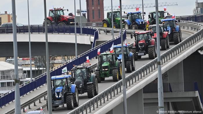 Polnische Landwirte blockieren eine Straße mit ihren Traktoren