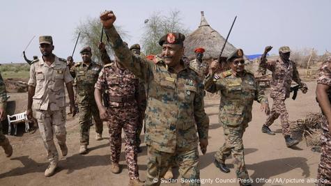 Генерал аль-Бурхан с суданскими военными, июнь 2022 года