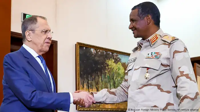 وزير الخارجية الروسي سيرجي لافروف ، يسارًا ، ونائب رئيس مجلس السيادة الانتقالي الجنرال محمد حمدان دقلو. السودان 9 فبراير 2023.