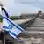 Flaga Izraela na torach prowadzących do KL Auschwitz-Birkenau