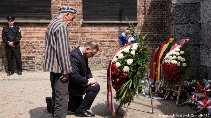 Polens Präsident Andrzej Duda verneigt sich in Erinnerung an die Opfer des Holocaust am 28.04.2022 in Auschwitz