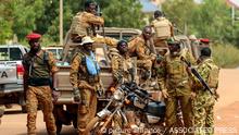 14/10/2022 Soldiers loyal to Burkina Faso's latest coup leader Capt. Ibrahim Traore gather outside the National Assembly as Traore was appointed Burkina Faso's transitional president in Ouagadougou, Burkina Faso, Friday Oct. 14, 2022. (AP Photo/Kilaye Bationo)