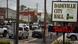 Vecinos de Dadeville, Alabama, observan a los investigadores trabajando en la escena del crimen el 16 de abril de 2023. Según los informes, al menos cuatro personas murieron y más de 20 resultaron heridas en un tiroteo durante una fiesta de cumpleaños en un estudio de baile. Vecinos de Dadeville, Alabama, observan a los investigadores trabajando en la escena del crimen el 16 de abril de 2023. Según los informes, al menos cuatro personas murieron y más de 20 resultaron heridas en un tiroteo durante una fiesta de cumpleaños en un estudio de baile.