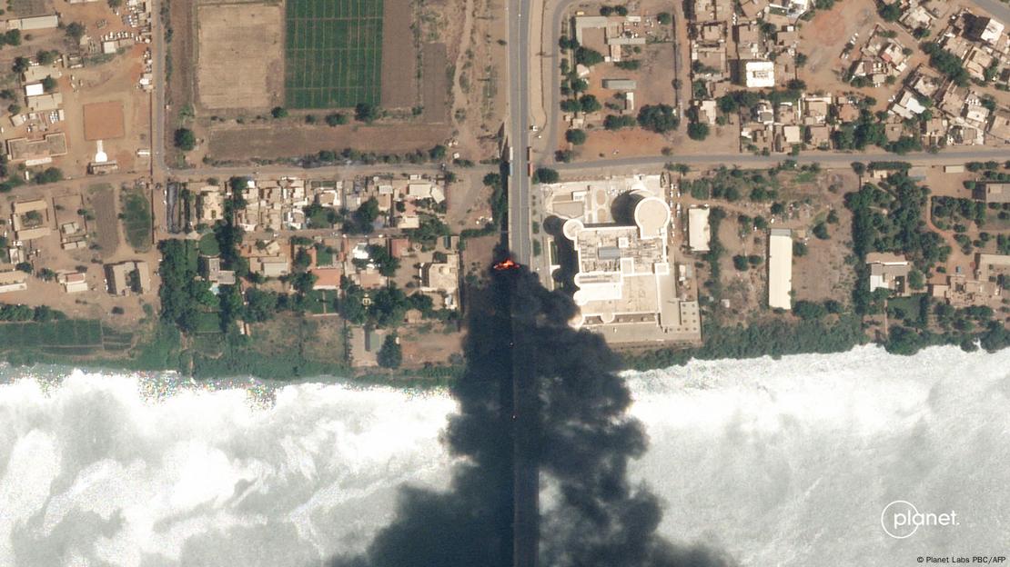 На спутниковом снимке - горящий мост Кобар через реку Голубой Нил