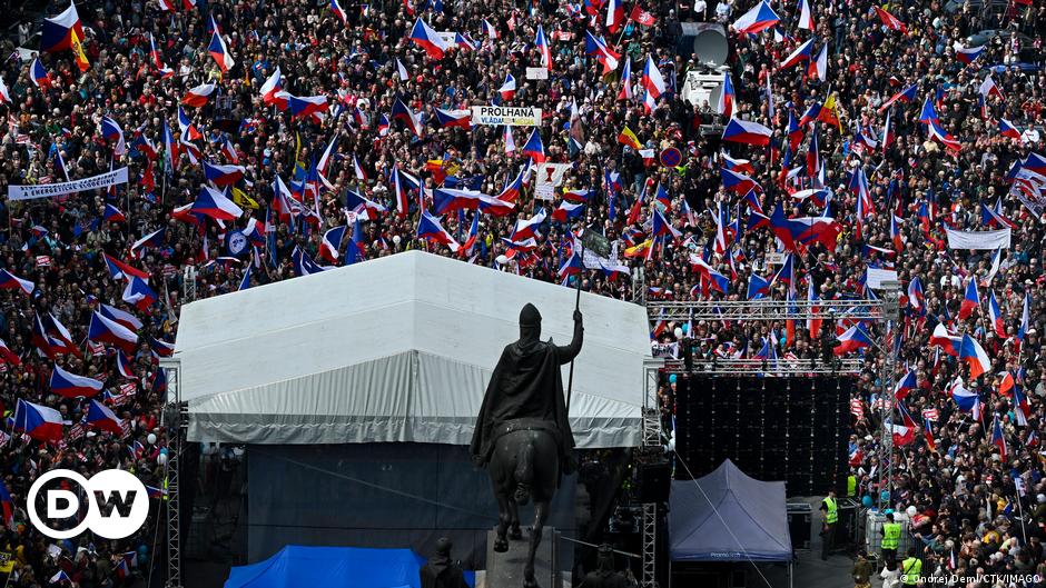 Meilen von pro-russischen Demonstranten fordern den Rücktritt des tschechischen Ministerpräsidenten |  Europa täglich |  DW