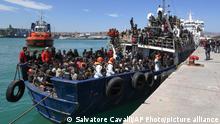 Erneut Hunderte Migranten in Italien angekommen