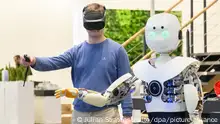Rafael Hostettler von der Firma Devanthro zeigt auf der Industriemesse Hannover Messe am Messestand des Elektronikunternehmens Wago den ferngesteuerten Roboter „Robody Cares“. In den Roboterkörper kann man mit einer VR-Brille hineinschlüpfen und ihn fernsteuern. Das Robotersystem kann beispielsweise in der Pflege zum Einsatz kommen.