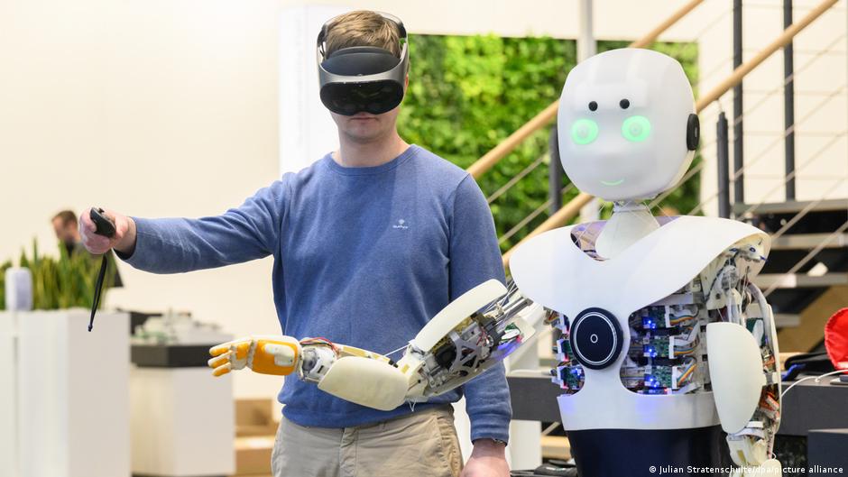 Hannover Fair: Industrial firms get to work in the metaverse – DW – 04/18/2023 - Vimarsana News