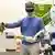 Ein Robotersystem wird mittels VR-Brille von einem Mitarbeiter der Firma Devanthro gesteuert