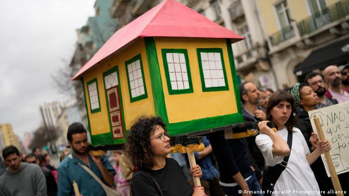 Menschen demonstrieren gegen Portugals Wohnungskrise in Lissabon