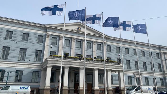 NATO-Fahnen vor dem Rathaus in Helsinki