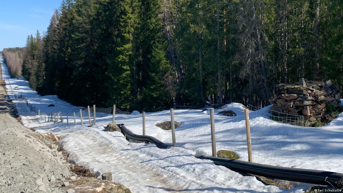 Përgjatë kufirit ruso-finlandez ka vetëm një gardh të thjeshtë që shënjon kufirin Përgjatë kufirit ruso-finlandez ka vetëm një gardh të thjeshtë që shënjon kufirin
