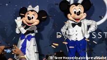 Micky und Minnie Maus nehmen an einer Pressekonferenz zur Europapremiere der Ausstellung «Disney 100» teil. Die Ausstellung in der kleinen Olympiahalle (18.04 - 03.09.2023) gibt Einblicke in die Geschichte und die Werke der Walt Disney Company. Zu sehen sind unter anderem Original-Kostüme, Filmrequisiten und historische Dokumente.