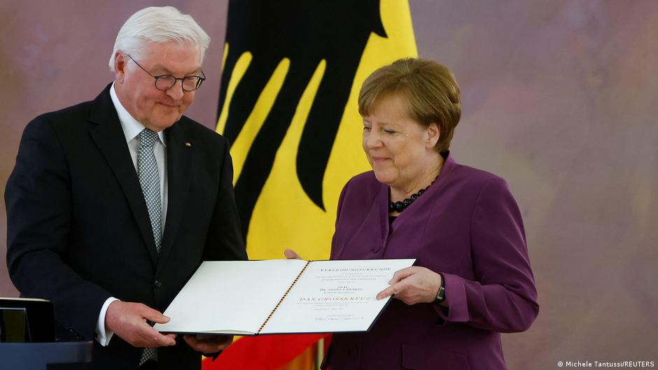 U aprilu 2023. predsednik je odlikovao bivšu kancelarku Merkel Ordenom za zasluge Savezne Republike Nemačke – ona je sada odbila predlog da postane Štajnmajerova naslednica