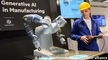 Philip Singer zeigt auf der Industriemesse Hannover Messe am Messestand von HPE Green Lake einen Roboter, der mit Unterstützung von künstlicher Intelligenz gesteuert werden kann. Nach der Corona-Pandemie wollen sich die Aussteller in Hannover wieder im vollen Format präsentieren.