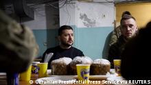 18.4.2023, Avdiivka, Ukraine, Ukraine's President Volodymyr Zelenskiy speaks with Ukrainian service members at a frontline, amid Russia's attack on Ukraine, in Avdiivka, Donetsk region, Ukraine April 18, 2023. Ukrainian Presidential Press Service/Handout via REUTERS ATTENTION EDITORS - THIS IMAGE HAS BEEN SUPPLIED BY A THIRD PARTY.