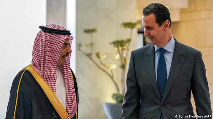 Baschar al-Assad (l.) mit dem saudischen Außenminister Prinz Faisal in Damaskus