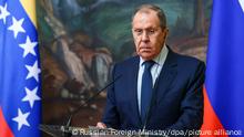 DIESES FOTO WIRD VON DER RUSSISCHEN STAATSAGENTUR TASS ZUR VERFÜGUNG GESTELLT. [MOSCOW, RUSSIA - JULY 4, 2022: Russia's Foreign Minister Sergei Lavrov looks on during a joint news conference with his Venezuelan counterpart Carlos Faria following their talks at the reception house of the Russian Ministry of Foreign Affairs in Spiridonovka Street. Russian Foreign Ministry Press Office/TASS]