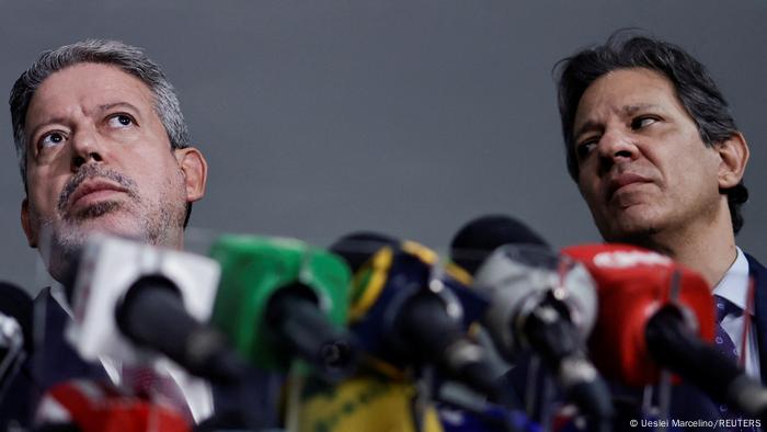 Ministro da Fazenda, Fernando Haddad (dir.), entregou texto do novo arcabouço fiscal ao presidente da Câmara, Arthur Lira