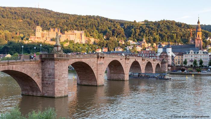 Vista del Puente Viejo sobre el río Neckar con Heidelberg detrás.
