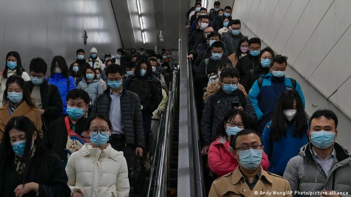 Escaleras llenas de gente en el metro en China.