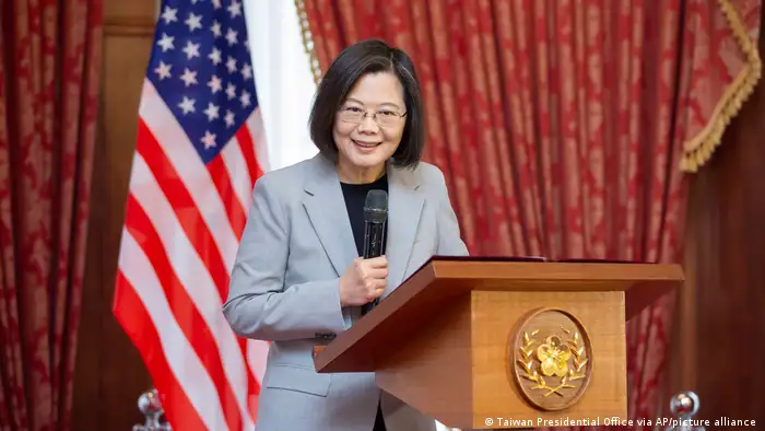 台灣總統蔡英文公開場合除了用「國語」，也常用台語或客語等表達親民立場，據說她有福佬客和台灣原住民血統。