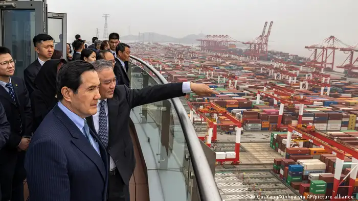 2023年4 月5日，在新华社发布的这张照片中，台湾前总统马英九（前左）访问世界第一大港，中国上海洋山港。