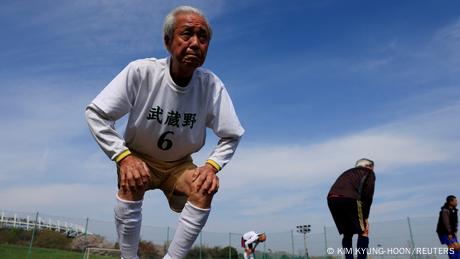 Mutsuhiko Nomura doing squats