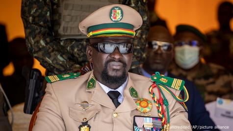 Le colonel Mamady Doumbouya assiste à une parade militaire le jour de l'anniversaire d'indépendance du Mali (Archives - Bamako, 22.09.2022)