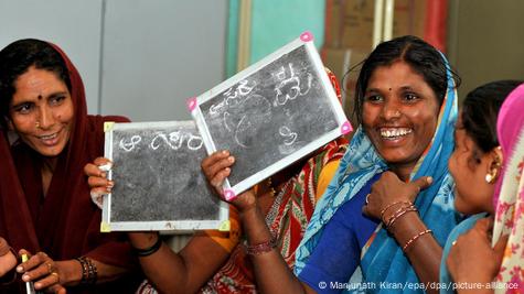 Des filles assistent à un cours d'alphabétisation en Inde