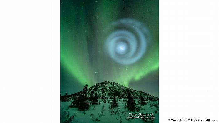  En esta foto facilitada por Todd Salat, los entusiastas de las auroras boreales se llevaron una sorpresa a principios del 15 de abril de 2023, cuando algo extraño se mezcló con las bandas verdes de luz que danzaban sobre el Domo Donnelly, cerca de Delta Junction, Alaska.