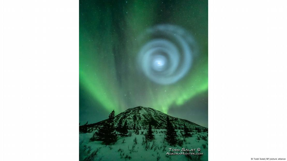 Una espiral azul celeste parecía una galaxia apareció en medio de la aurora durante unos minutos. La espiral se formó cuando el exceso de combustible que había sido liberado por un cohete SpaceX que se lanzó desde California unas tres horas antes de convertirse en hielo, y luego el vapor de agua reflejó la luz del sol en la atmósfera superior. Una espiral azul celeste parecía una galaxia apareció en medio de la aurora durante unos minutos. La espiral se formó cuando el exceso de combustible que había sido liberado por un cohete SpaceX que se lanzó desde California unas tres horas antes de convertirse en hielo, y luego el vapor de agua reflejó la luz del sol en la atmósfera superior.