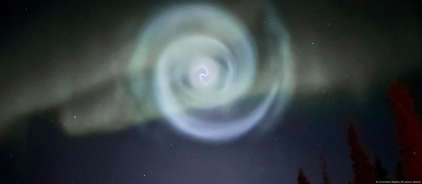 Aparece una impresionante espiral azul durante la aurora boreal en Alaska