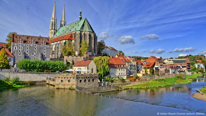 Un río y la iglesia de San Pedro y San Pablo en Görlitz en un día soleado.