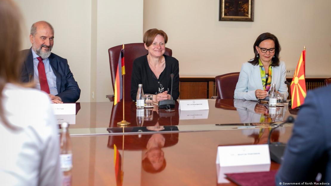 Ambasadorja gjermane në Shkup Petra Drexler gjatë një takimi në Shkup