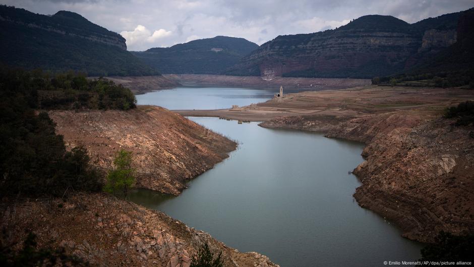 Poluprazno akumulaciono jezero Sau na 100 kilometara severno od Barselone