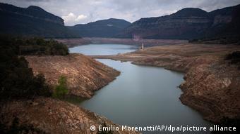 Vista del embalse de Sau, unos 100 km al norte de Barcelona, medio vacío.