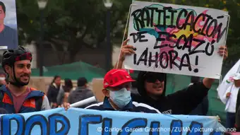 Activists holding up a banner saying Ratificación de Escazú ahora!