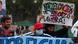 Protesta en la calle. Personas portan pancartas, en una de ellas se pide la ratificación de Escazú. Protesta en la calle. Personas portan pancartas, en una de ellas se pide la ratificación de Escazú.